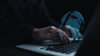 Dijital bağlantı ikonları ve küresel iletişim ve ağı sembolize eden küresel bir illüstrasyon ile çevrili bir dizüstü bilgisayarın klavyesine yazı yazan ellerin yakın plan görüntüsü. Dörtgen