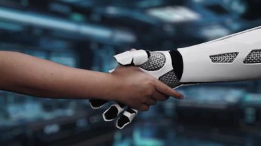 Bir insan eli ve robot el, bugün dijital ortamda teknolojinin ve insan arayüzünün füzyonunu gösteren parlayan bir mikroçip etrafında toplanmaya hazırdır. Auvana