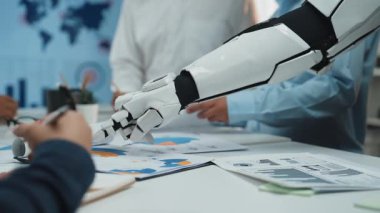 Profesyoneller yapay zeka analizlerinin bilgilendirdiği pazarlama yeniliklerini tartışarak, çağdaş bir çalışma alanında araştırma güdümlü işbirliğini vurguladılar. Noogenesis Yapay Zeka