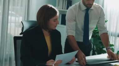 Profesyonel iş adamı, ESG 'nin çevresel yönetim tabletini kullanarak yöneticiye sürdürülebilir bir fikir sunuyor. Akıllı yönetici birlikte çalışarak temiz enerji kullanmayı planlıyor. Hizalama.