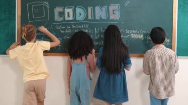 Çeşitli öğrenci yazma kurulu kodlama mühendisliği kodları ve programlama sistemi hakkında yapay zeka komut üretmek ve kameraya özgüvenle bakmak için geri dönmek. Çocuklar şifreyi öğreniyor. Pedagoji.