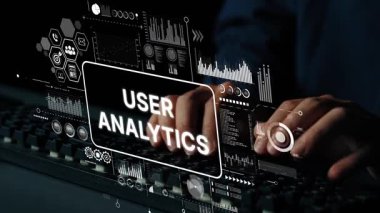 İş analizi ve teknoloji kavramları için karanlık ortamda kullanıcı analitik veri görselleştirmesi ve grafikleri olan ellerinizi klavyeye koyun. Asemptotik akıllı veri analitiği.