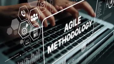 Modern Çalışma Alanında Çevik Metodolojiyi ve Proje Yönetimi Konseptlerini temsil eden Dijital Üstüste Dizüstü Bilgisayarda Yazan Eller. Asemptotik akıllı veri analitiği.