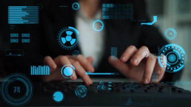 Odaklanmış bir iş adamı, canlı dijital grafiklerle çevrili, teknoloji ve modern işyeri dinamiklerinin kesişimlerini gösteren bir dizüstü bilgisayarla meşgul oluyor. Xenic