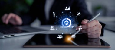 Çevik geliştirme için takımları ve çevik planlamayı kullanan çevik proje yönetimi. Çevik olmak, modern iş akışlarına göre esneklik, işbirliği ve sürekli gelişime olanak sağlar. Eğri