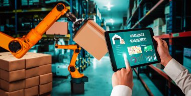 Yenilikçi depo ve fabrika dijital teknolojisi için akıllı robot kol sistemleri. İnternet ağına bağlı IOT yazılımı kullanarak endüstri mühendisliği tarafından kontrol edilen otomasyon üretim robotu .