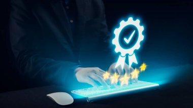 Parlak kalite güvence rozeti ile tamamlanmış bir kullanıcının çarpıcı bir görüntüsü dijital çalışma alanında mükemmelliği ve olumlu geri bildirimi simgeler. Dörtgen