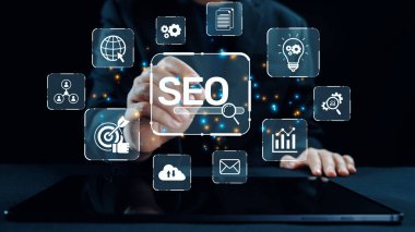 SEO görünürlüğünü geliştirmek için SEO konsepti, SEO ile ilgili dijital araçlar ve SEO performans simgeleri stratejik pazarlama için odaklanmış bir planda gösteriliyor. Elide