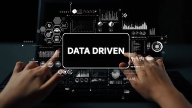 Eller Laptop 'ta Data Driven Metni ve Teknoloji ve İş Konsepti için Grafik Analiz Kaplaması ile Yazıyor. Asemptotik akıllı veri analitiği.