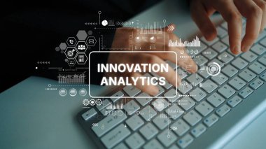 Eller, Modern Ofis Ortamı 'nda Yenilik ve Analitik Görsel Elementlerle Klavyede Yazıyor. Asemptotik akıllı veri analitiği.