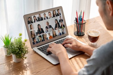 İş dünyasından iş adamlarının modern sanal grup toplantısı için video konferansındaki iş adamları