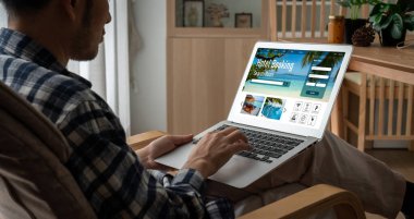 Çevrimiçi otel konaklama rezervasyon sitesi mod rezervasyon sistemi sağlar. Seyahat teknolojisi kavramı .