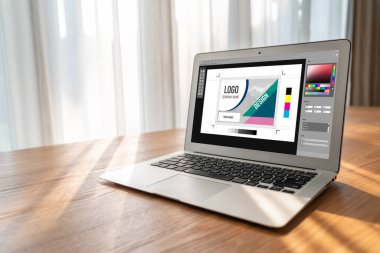 Web sayfasının modern tasarımı ve bilgisayar ekranında gösterilen ticari reklamlar için grafiksel tasarımcı yazılımı