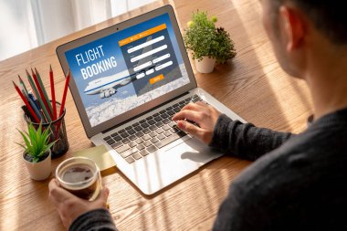 Online uçuş rezervasyon sitesi mod rezervasyon sistemi sağlar. Seyahat teknolojisi kavramı .