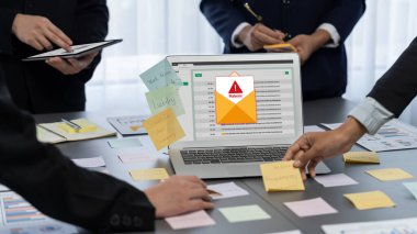 Analizci ekibi yaratıcı ve analitik beyin fırtınası fikri için bilgisayar ekranında BI veri paneli olan yapışkan bir not kullanıyor. Pazarlama stratejisi için finansal veri görselleştirme teknolojisini analiz et. Dahi.