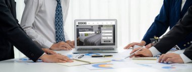 Çevrimiçi otel rezervasyon sitesi canlı rezervasyon sistemi sağlar. Seyahat teknolojisi kavramı .