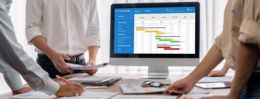 Ekip projesinin zaman çizelgesini gösteren bilgisayar ekranında canlı iş projesi yönetimi için proje planlama yazılımı