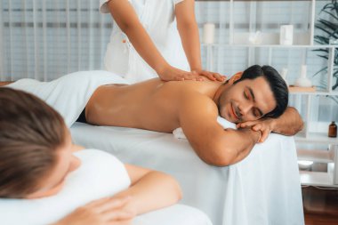 Kafkas çift müşterisi stres önleyici spa masajının keyfini çıkarıyor ve lüks otel veya oteldeki gündüz açık hava ortamında güzellik teniyle eğleniyor. Sessiz.