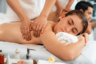 Kafkas çift müşterisi stres önleyici spa masajının keyfini çıkarıyor ve lüks otel veya oteldeki gündüz açık hava ortamında güzellik teniyle eğleniyor. Sessiz.