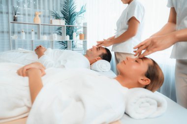 Kafkasyalı çift stres önleyici kafa masajının keyfini çıkarıyor ve lüks otellerde ya da otel spa salonlarında gündüz kaplıcalarında yüz güzelliği eğlencelerini şımartıyor. Sessiz.