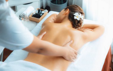 Kafkasyalı kadın müşteri stres önleyici spa masajının keyfini çıkarıyor ve lüks otel ya da oteldeki gündüz açık ortam güzellik salonunda güzellik teniyle eğleniyor. Sessiz.