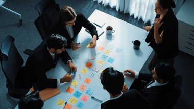 Akıllı yöneticilerin üst görüşü pazarlama fikrini yapışkan notlardan tartışır ve seçer. Bir grup iş adamı karar verip plan yaparken strateji hakkında konuşup fikir alışverişinde bulunuyor. Müdürlük.