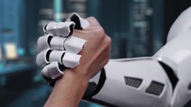 Bir el, çağdaş bir ortamda yenilik ve veri yönetimini simgeleyen bir yükleme ilerleme çubuğu ve çeşitli teknoloji simgelerini gösteren dijital bir arayüze uzanıyor. Auvana