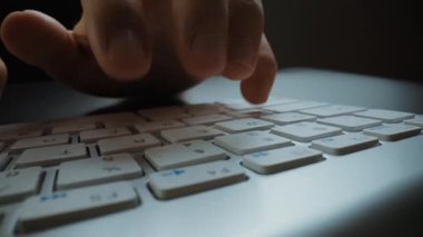 Bilgisayar klavyesinde parmaklarıyla daktilo eden hızlandırılmış yakın çekim adam. Makro yumuşak odaklı bebek çekimi. Bilgisayar programlama, mesajlaşma çevrimiçi mesajlaşma ve çevrimiçi pazarlama işi hiperhız kavramı. Topla