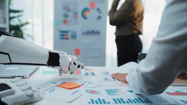 Bir danışman ve akıllı bir asistanın modern bir çalışma alanında planlama ve karar verme mekanizmasını optimize etmek için verileri analiz ettiği yapay zeka destekli iş birliği. Noogenesis Yapay Zeka