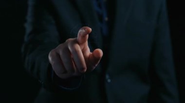 Uyum, standartlar, yasalar ve politikalarla uyumluluğu güvence altına alır. Güçlü bir uyum sistemi düzenlemelerin uygulanmasına, örgütlerin korunmasına ve küresel uyum sağlanmasına yardımcı olur. Elide