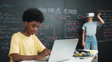 Akıllı Afrikalı öğrenci programlama ve kodlama yenilikçi sistemi, beyaz kız ise metaz ya da sanal dünyaya BTMG teknolojisi sınıfında kara tahtaya kurulmuş bir kafayla giriyor. Öğretim