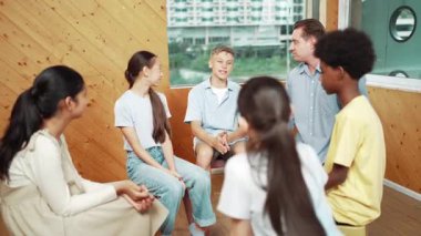 Grup terapisi sırasında çekici bir çocuk tecrübesini paylaşıyor. Etrafı çok kültürlü arkadaşlarla çevriliyken lise öğrencisi iyileşme sürecinden bahsediyor. Öğretim