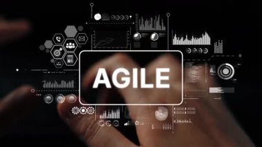 Modern İş Ortamı 'nda Çevik Metodoloji ve Ölçüm Görsellemesini Yönetmek için Eller Bilgisayar Klavyesi Kullanılıyor. Asemptotik akıllı veri analitiği.
