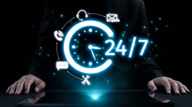 Çeşitli iletişim simgeleriyle 24 saatlik erişilebilirliği gösteren dijital bir gösterim profesyonel hizmetlerde sürekli bağlanmanın önemini gözler önüne seriyor. Dörtgen