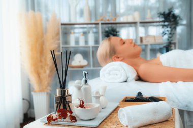Kafkasyalı kadın müşteri stres önleyici spa masajının keyfini çıkarıyor ve lüks otel ya da oteldeki gündüz açık ortam güzellik salonunda güzellik teniyle eğleniyor. Sessiz.
