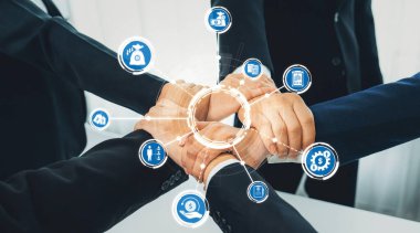 Ofis çalışanlarının el ele dizilmesi başarılı bir iş ortaklığı grubunu ve panoramik pankartta kamu işyerinde güçlü bir birlik takım çalışmasını sembolize ediyor. Kurnaz Dostluk