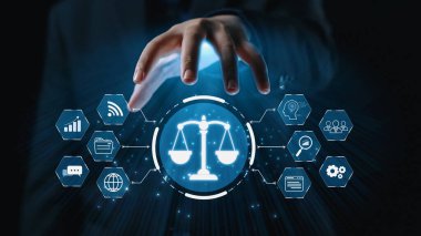 Adalet ölçeğini gösteren fütürist dijital hukuk arayüzü, dijital hukukun altını çizen, AI uyumu, dijital hukuk sistemleri ve güvenli yönetim için dijital hukuk düzenlemeleri. Elide