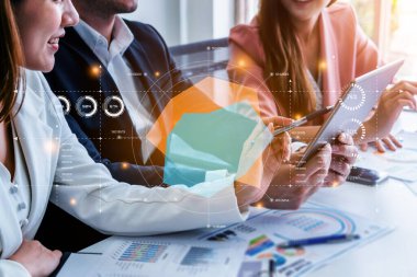 Büyük veriler ve analitikler, iş zekası ve büyümesi için gerçek zamanlı içgörüler, öngörü modellemesi ve veriye dayalı kararları destekler. Kefil