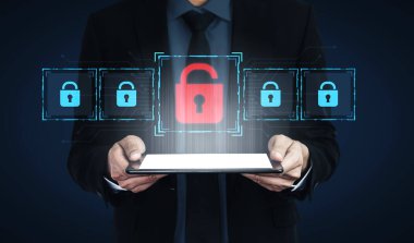 Siber güvenlik ihlalini gösteren dijital güvenlik kavramı, güvenlik sistemleri arasında veriye maruz kaldığını belirten kırmızı bir asma kilit, sistem savunmasızlığını ve risk kefaretini vurguluyor