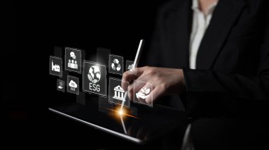 ESG ilkeleri çevre, sosyal ve yönetim yoluyla sürdürülebilir işletmelere rehberlik eder. ESG ESG sorumluluk, şeffaflık ve ESG değerlerini artırır. Latch
