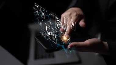 Büyük veriler ve analitikler, iş zekası ve büyümesi için gerçek zamanlı içgörüler, öngörü modellemesi ve veriye dayalı kararları destekler. Latch