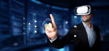 Profesyonel bir adam dijital dosyalar ve verilerle etkileşime girmek için sanal gerçeklik kulaklığı kullanır ve yenilikçi teknolojiyi gösterir. XDMCP