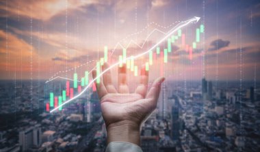 Bir el, günbatımında canlı bir şehir silueti üzerinde büyümeyi gösteren dijital borsa grafiğine uzanarak yatırım potansiyelini ve finansal başarıyı simgeliyor. Etki