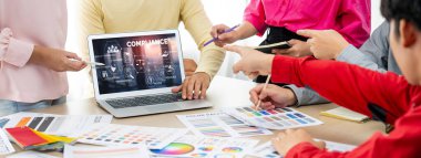 Kaliteli standartları karşılamak için çevrimiçi şirket işleri için uyum sistemi