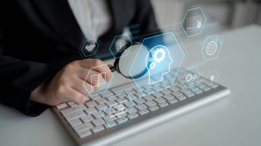 Öğrenme, dijital eğitim ve geliştirme sürecini temsil eden araç ve simgelere sahip baş, bilgi veya görev optimizasyonu yoluyla insan veya yapay zeka sistemleri için beceri artışını gösteren Latch