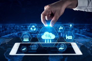 Yenilenebilir enerji, geri dönüşüm, temiz su, yenilik, küresel sorumluluk ve çevre dostu sanayi kesesi de dahil olmak üzere sürdürülebilir stratejilerin merkezinde karbon azaltımı