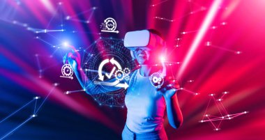 Sanal gerçekliğe dalmış, ileri teknoloji çözümleri yoluyla bağlılığı ve işbirliğini geliştirmek için yenilikçi çevik yöntemler keşfeden bir iş adamı. XDMCP