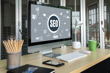 Model e-ticaret için SEO arama motoru optimizasyonu ve bilgisayar ekranında gösterilen çevrimiçi perakende işi