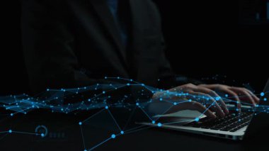 Bir iş adamı, modern dijital analitiği sembolize eden grafikler ve grafiklerin holografik görselleştirmeleriyle çevrili bir dizüstü bilgisayardaki veri eğilimlerini analiz eder. Xenic