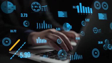 İş performansını ve karar verme mekanizmasını geliştirmek için grafikler ve grafikler de dahil olmak üzere canlı veri analizi görselleştirmelerini gösteren bir dizüstü bilgisayarın yakından görüntüsü. Xenic